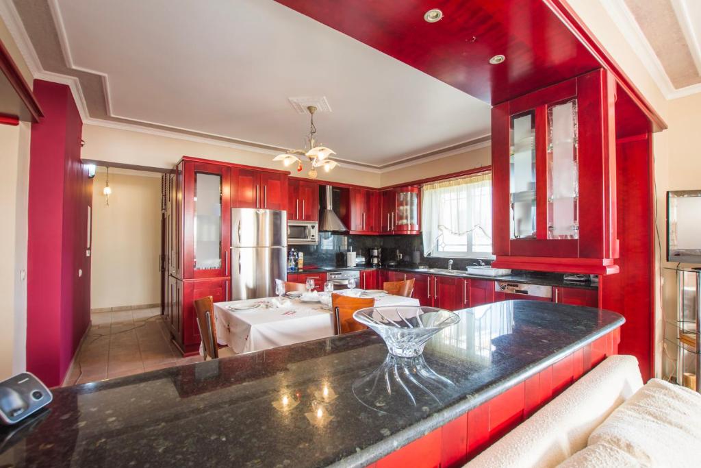 Kitchen and breakfast counter